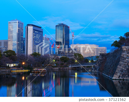 從大阪城公園看見的黃昏的大阪商業區 37121562