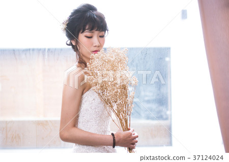 Beauty wedding dress 37124024