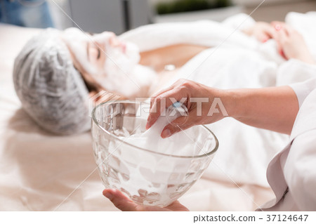 Young pretty woman receiving treatments in beauty 37124647