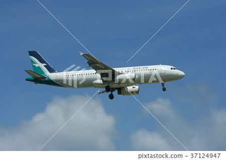9V-SLH Airbus A320-200 of Silkair 37124947
