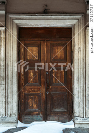 Old wooden door 37125737