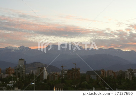 安地斯山的山的看法在從聖地亞哥de智利看見的黎明附近,南美智利首都 安地斯山的山的看法在從聖地亞哥de智利看見的黎明附近,南美智利首都 37127690