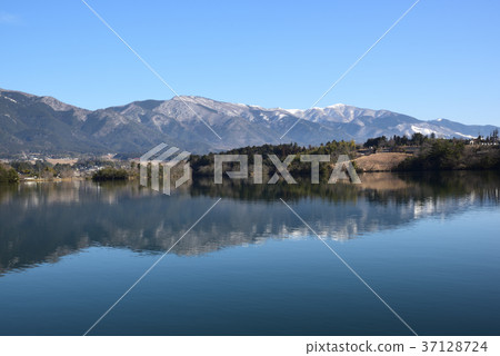 Shiode Pond and Naki in winter 37128724