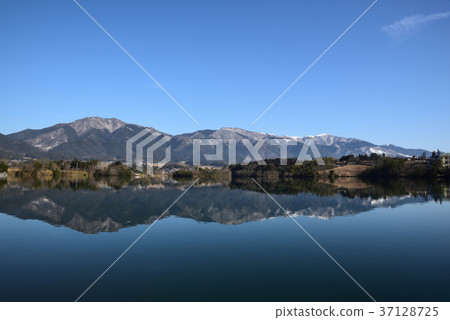 Shiode Pond and Naki in winter 37128725