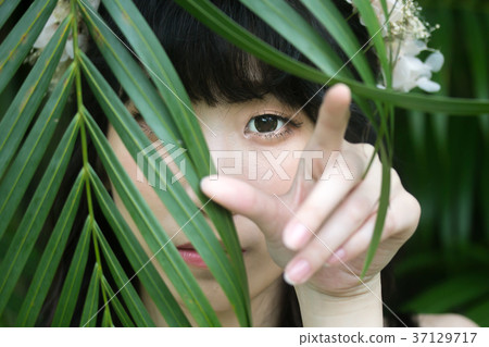 美女 眼神 37129717