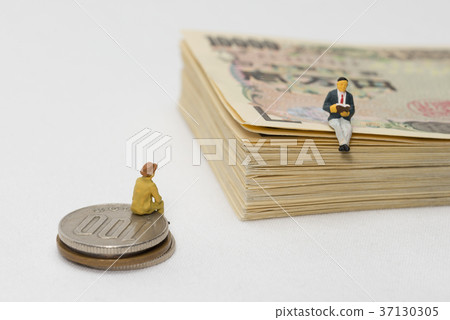 Image of gap between rich and poor 37130305