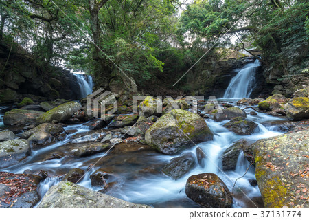 Couple's waterfall Couple's waterfall 37131774