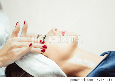 face massage in Spa salon 37132713