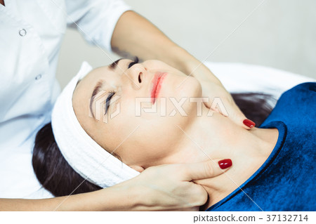 face massage in Spa salon 37132714