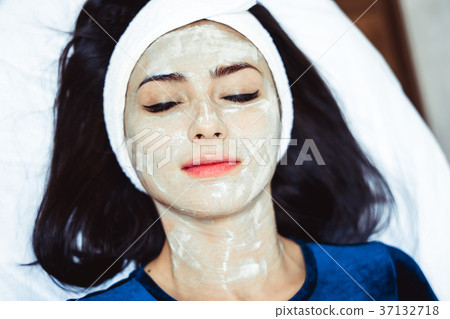 woman in Spa salon 37132718