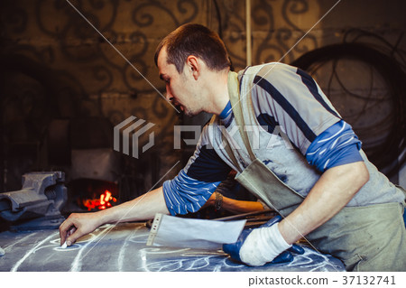 The master draws on the table 37132741
