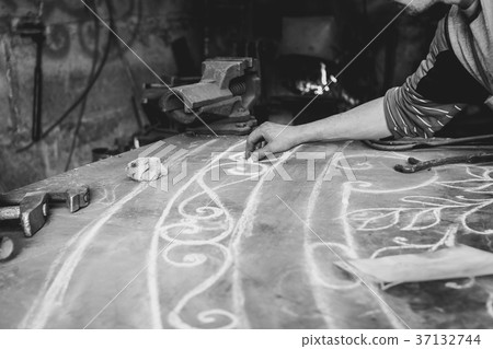 The master draws on the table 37132744