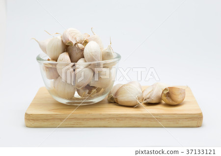 Fresh garlic on glass bowl Fresh garlic on glass bowl 37133121