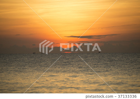 Sunrise and sea. 37133336