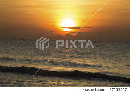 Sunrise and sea. 37133337