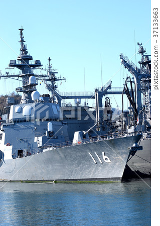 The escort ship Teruzuki 37133663