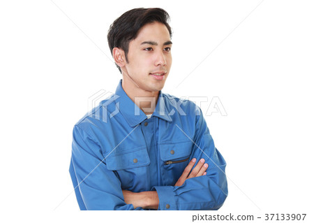 一名微笑的工人 一名微笑的工人 37133907