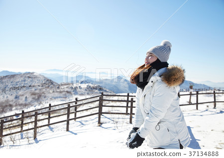 女人,冬天,雪,山 女人,冬天,雪,山 37134888