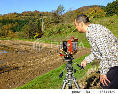 photographer photographer 37135429