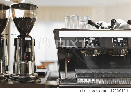 Middle male barista 37136194