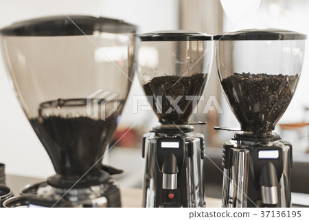 Middle male barista 37136195