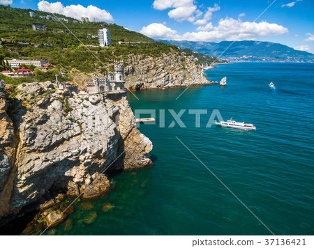 Coast of Crimea with castle Swallow's Nest 37136421