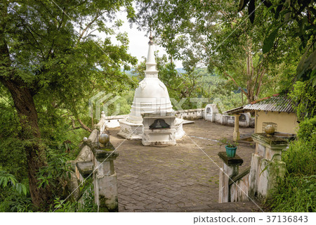 Buddhist temple in Mulkirigala, Sri Lanka 37136843