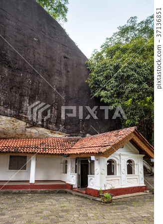 Buddhist cave temple in Mulkirigala, Sri Lanka 37136851