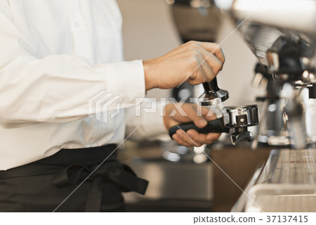 中間男性咖啡師手 37137415