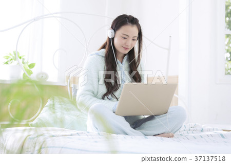 女孩在床上聽音樂 女孩在床上聽音樂 37137518