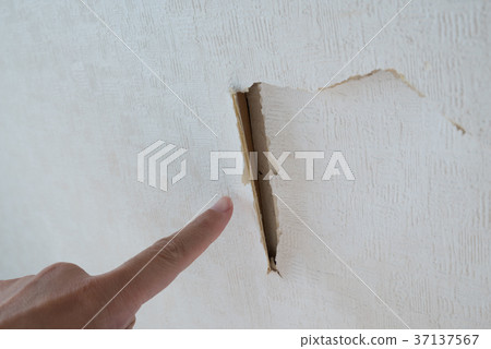 牆上的洞 37137567