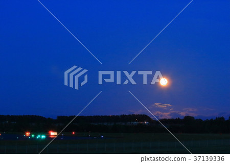 北海道女滿別機場和月亮 北海道女滿別機場和月亮 37139336