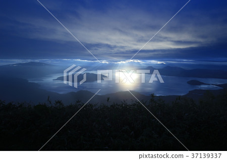 在北海道的Tsubetsu通行證的日出 在北海道的Tsubetsu通行證的日出 37139337