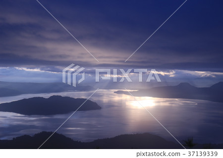 Sunrise at Tsubetsu Pass in Hokkaido 37139339