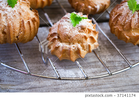 Profiteroles with icing sugar and cream Profiteroles with icing sugar and cream 37141174