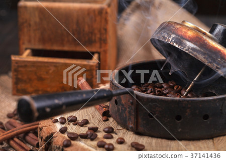 Coffee grinder Old hand grinder 37141436