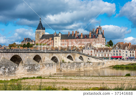 View of Gien with the castle and the old bridge View of Gien with the castle and the old bridge 37141688