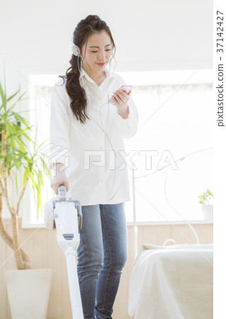 女孩清洗,當聽到音樂時 女孩清洗,當聽到音樂時 37142427