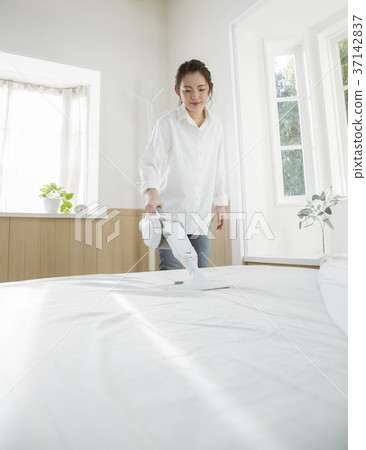 投入在蒲團擦淨劑的女孩 37142837