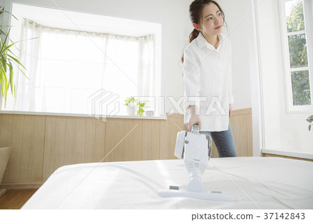 投入在蒲團擦淨劑的女孩 37142843