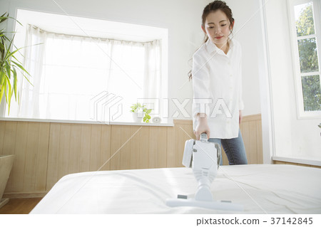 Girl putting on futon cleaner 37142845