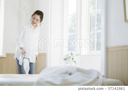 投入在蒲團擦淨劑的女孩 投入在蒲團擦淨劑的女孩 37142861