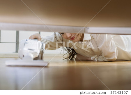 在床下的婦女清潔 37143107
