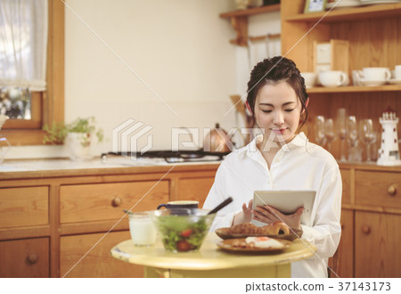 觀看新聞的女孩，當吃早餐時 37143173