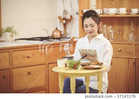 觀看新聞的女孩，當吃早餐時 37143176