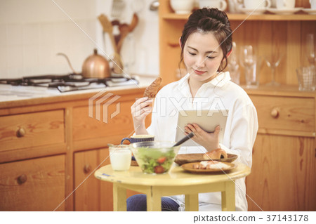 觀看新聞的女孩，當吃早餐時 37143178