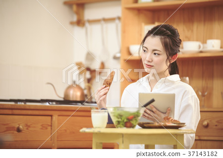 觀看新聞的女孩，當吃早餐時 37143182