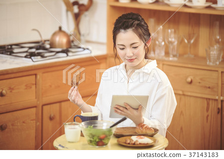 觀看新聞的女孩，當吃早餐時 37143183