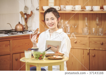 觀看新聞的女孩,當吃早餐時 觀看新聞的女孩,當吃早餐時 37143188