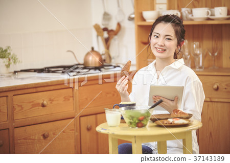 觀看新聞的女孩，當吃早餐時 37143189